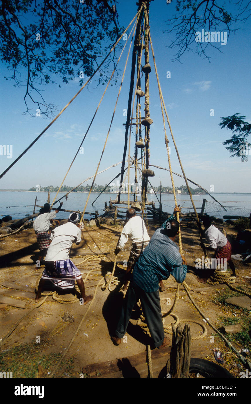 File:Fishing with cast-net from a boat near Kozhikode Beach.jpg - Wikimedia  Commons