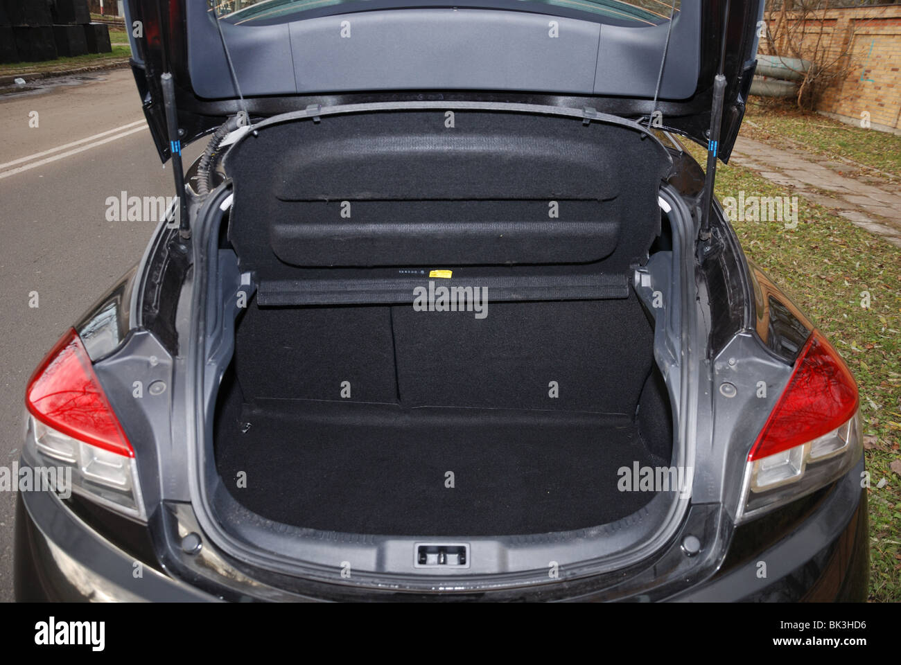 Renault Megane III Coupe 2.0 TCE - MY 2009 - black metallic - two doors  (2D) - French compact coupe - on street, trunk, boot Stock Photo - Alamy