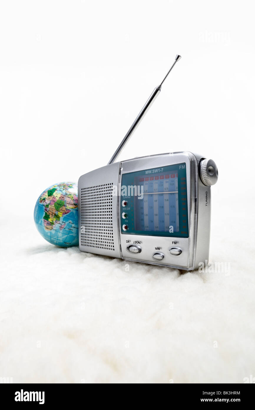 Radio mit Miniglobus Stock Photo