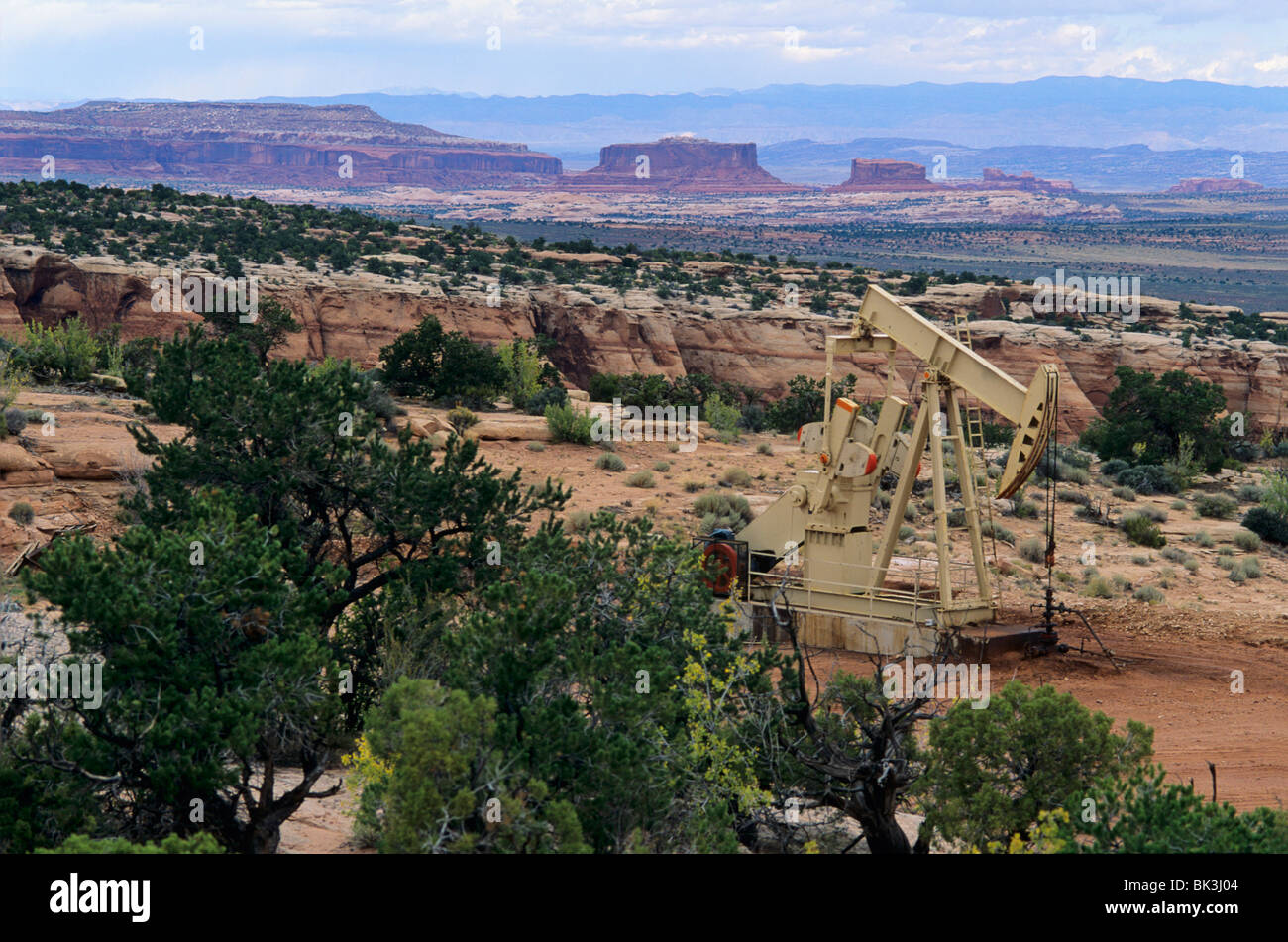 Oil well on Utah state land section on rim of Long Canyon Stock Photo