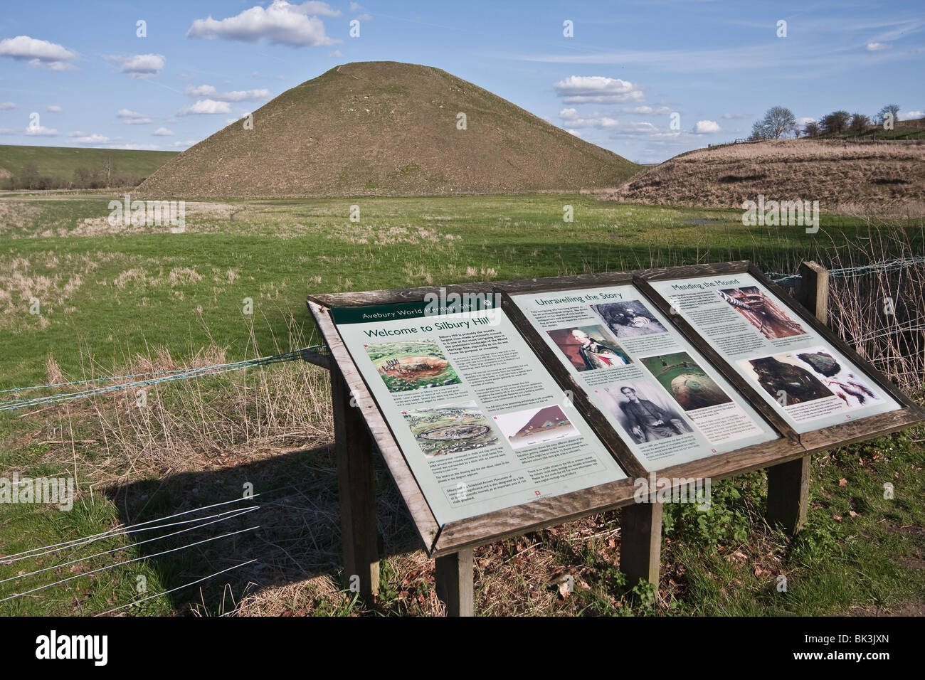 Silbury Hill, a neolithic monument near Avebury, Wiltshire Stock Photo ...
