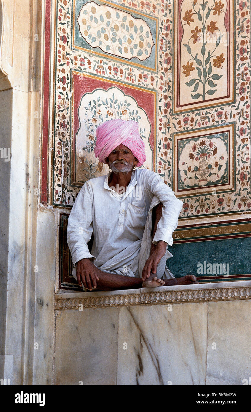 Portrait of an elderly man wearing pink turban in India Stock Photo - Alamy