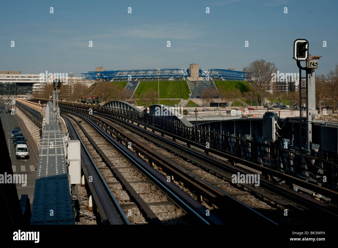 Paris metro rail train tracks hi-res stock photography and images - Alamy