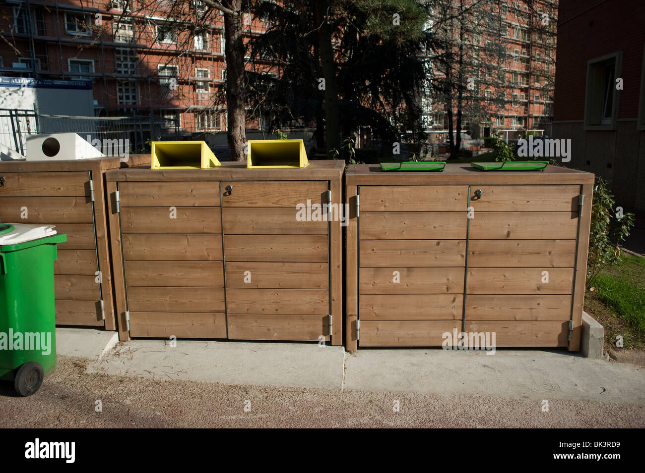 Recycling Garbage, Rubbish Bins, Trash Cans, wheely bin outside