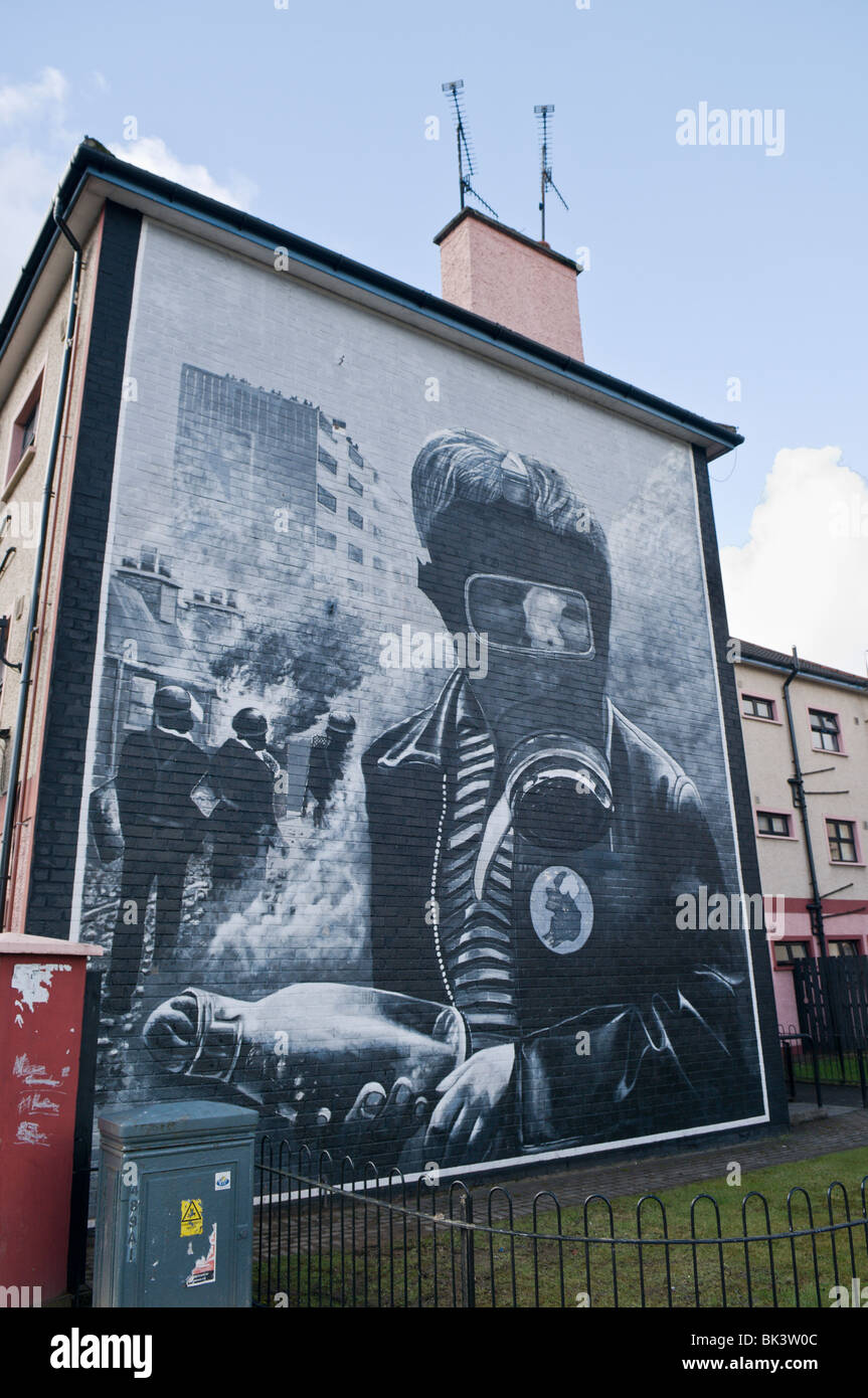Mural of a boy wearing a gas mask and holding a lit petrol bomb within a riot following Bloody Sunday Stock Photo