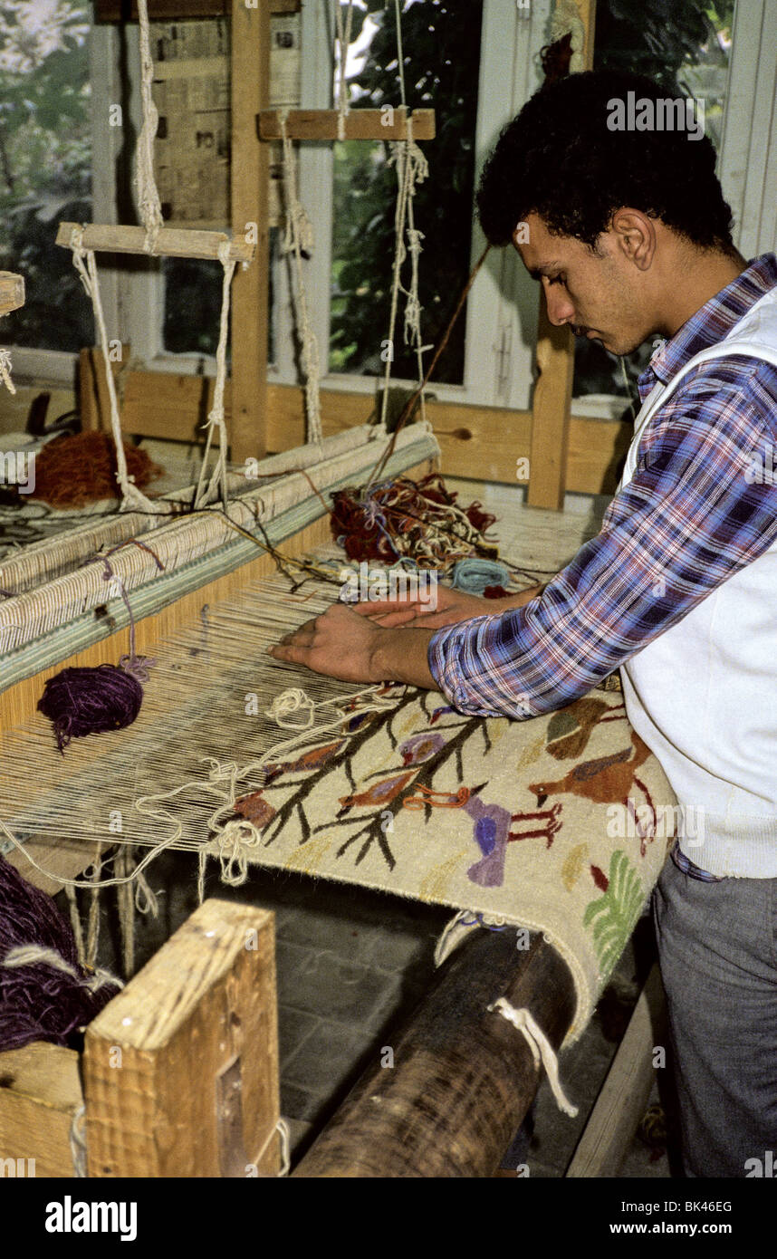 Man weaving loom hires stock photography and images Alamy