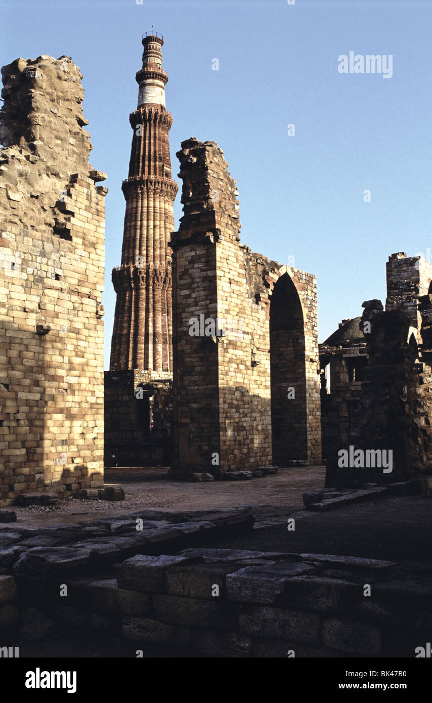 Qutb Minar and ruins of Quwwat-ul-Islam Mosque in Delhi, India Stock Photo