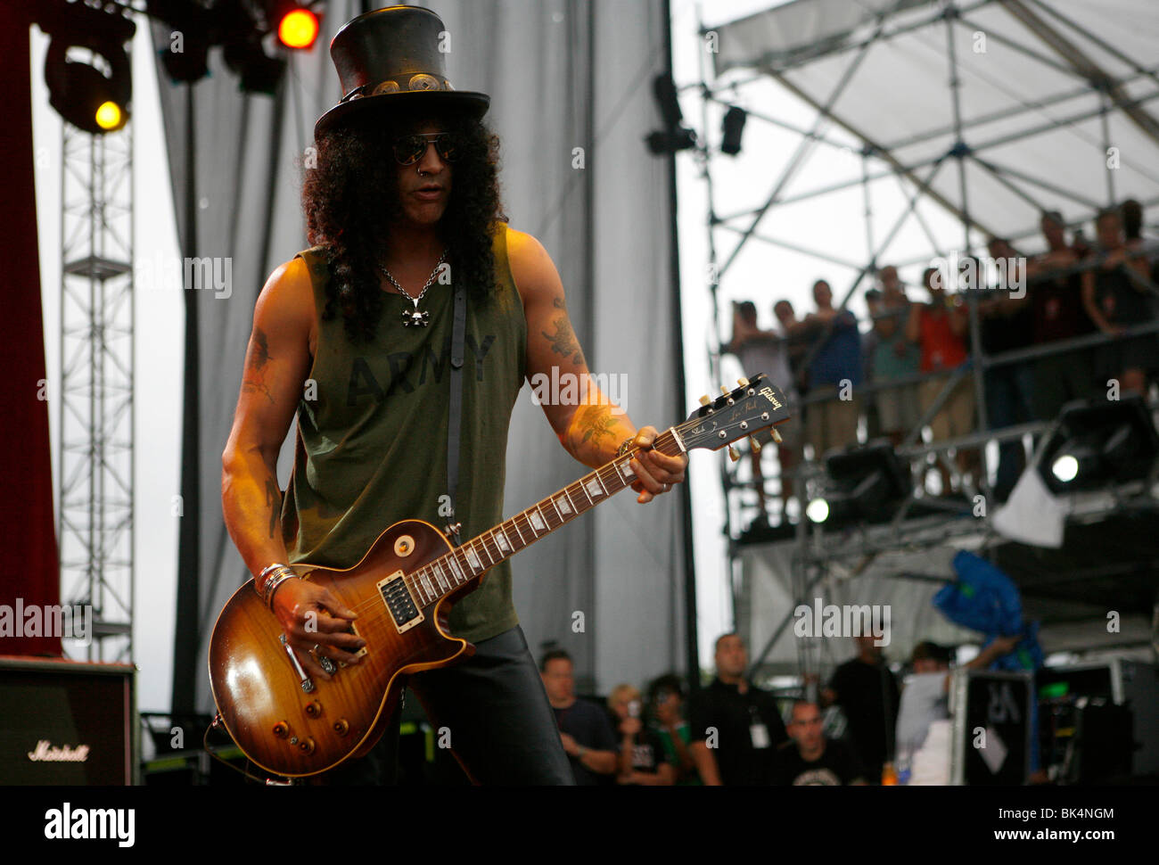 Slash guitarist hi-res stock photography and images - Alamy