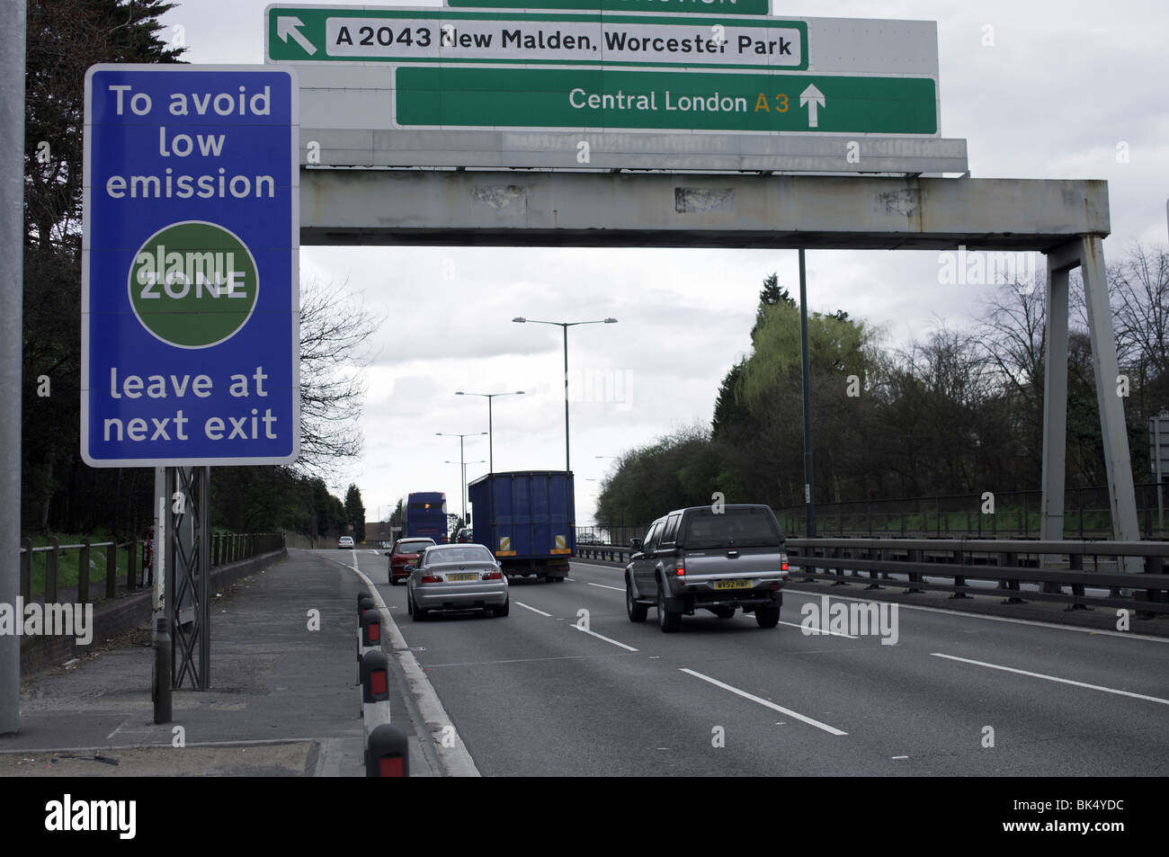 Sign warning motorists entering London low emissions zone Stock Photo