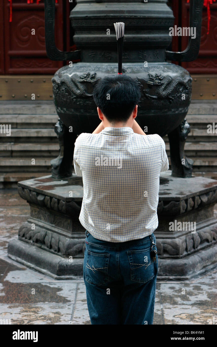 Prayer with incense in the Shanghai White Jade Buddha temple, Shanghai, China, Asia Stock Photo