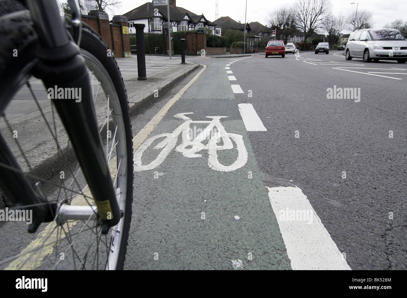 Cycle lane solid white line new arrivals