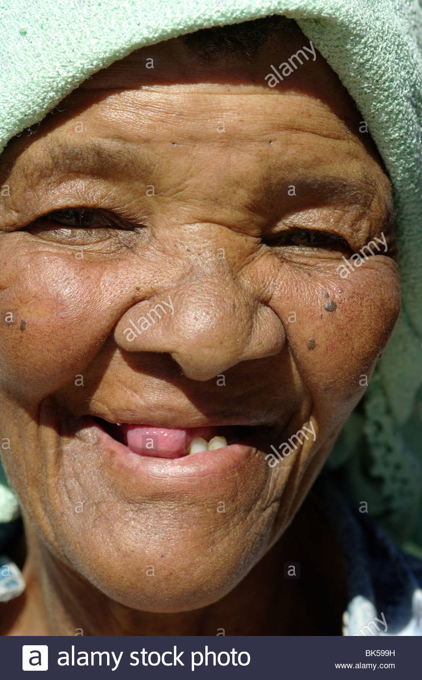 african-old-toothless-native-women-the-teeth-are-often-removed-to-BK599H.jpg