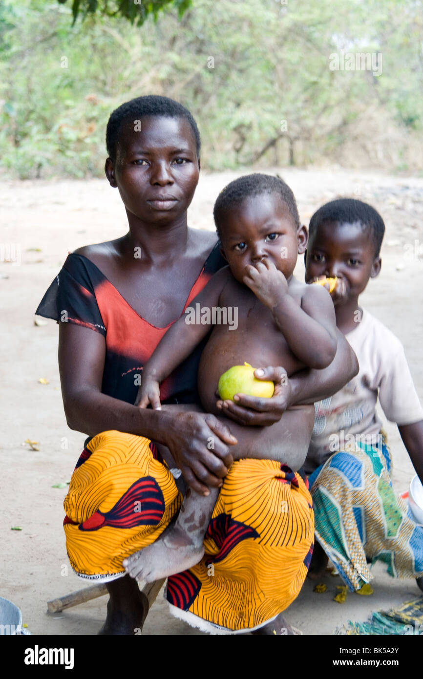 Family eating mangoes in Central African Republic Stock Photo
