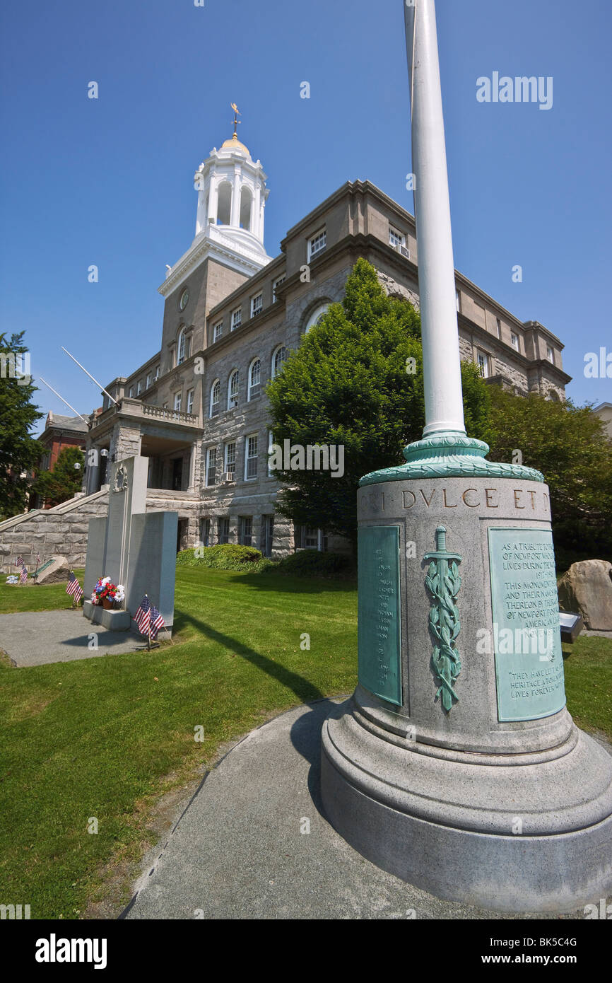 World War I and World War II on left, memorials outside the City Hall on Broadway in historic Newport, Rhode Island, USA Stock Photo