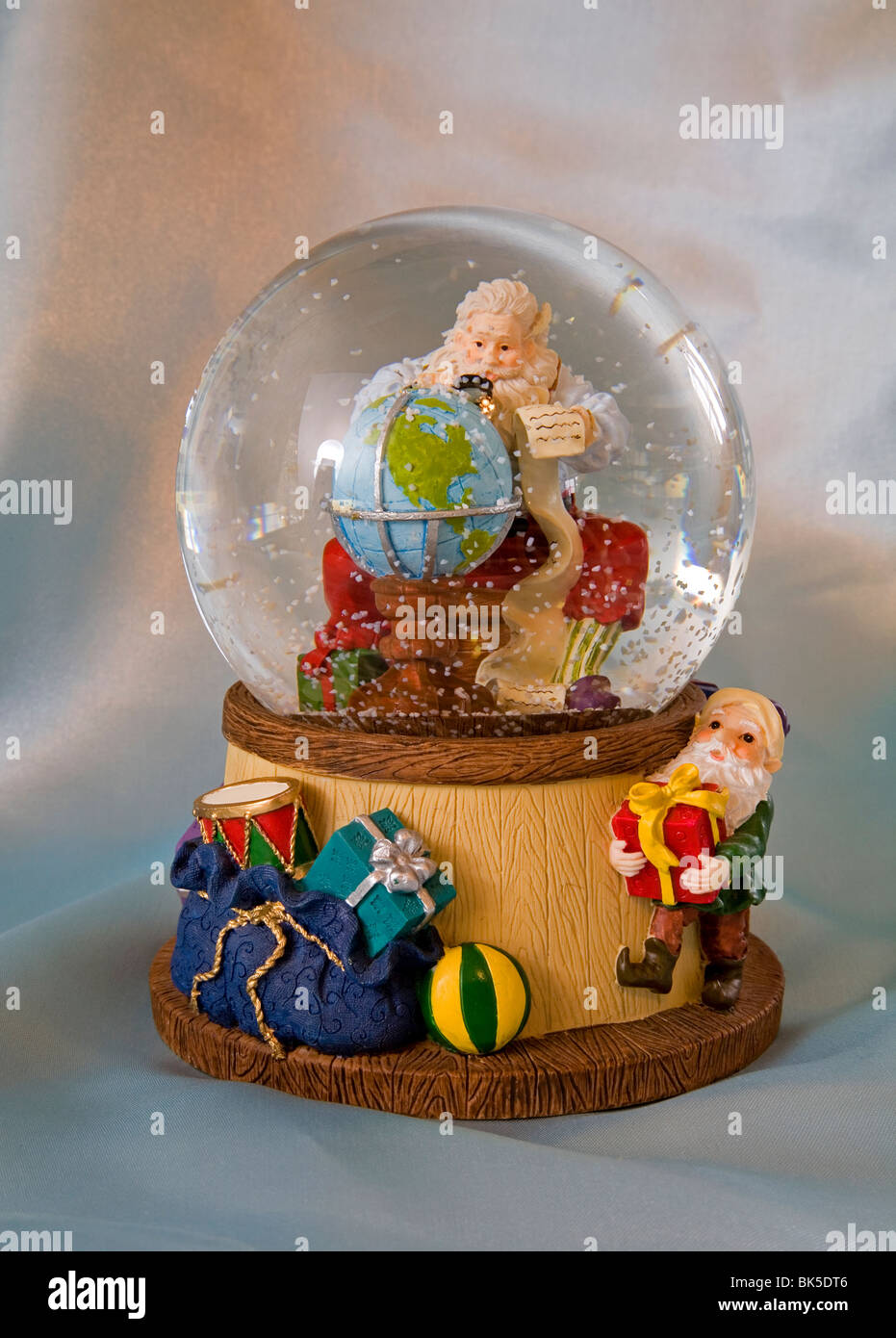 Snow globe hi-res stock photography and images - Alamy