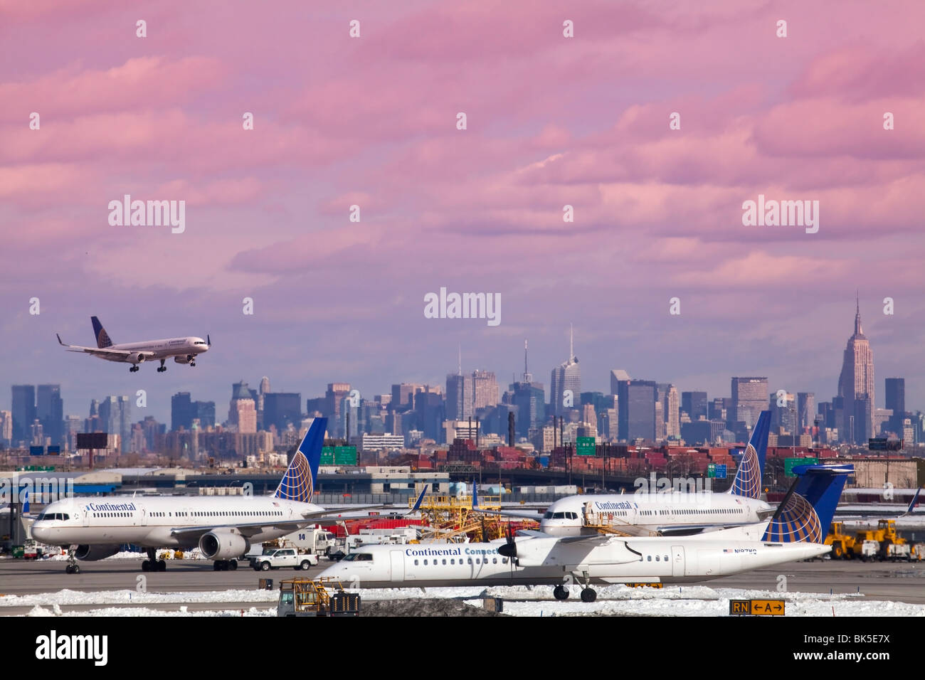 USA New York skyline and landing aeroplane at New Ark airport Stock Photo