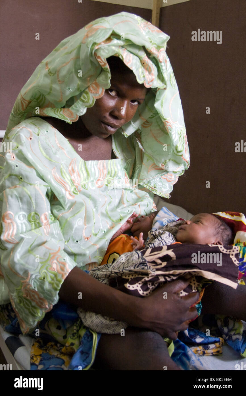 Mum breastfeeding her twin babies in Paoua hospital. Central African Republic Stock Photo