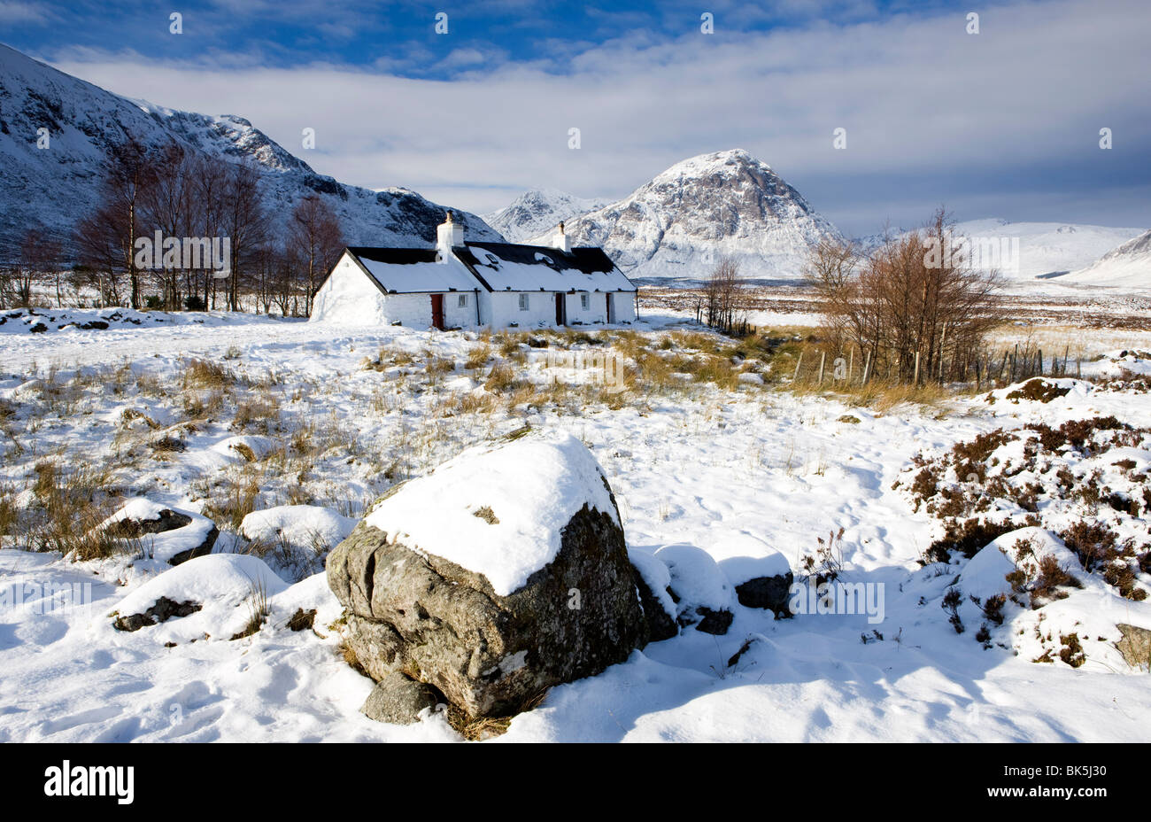 Black rock cottage winter snow hi-res stock photography and images - Alamy