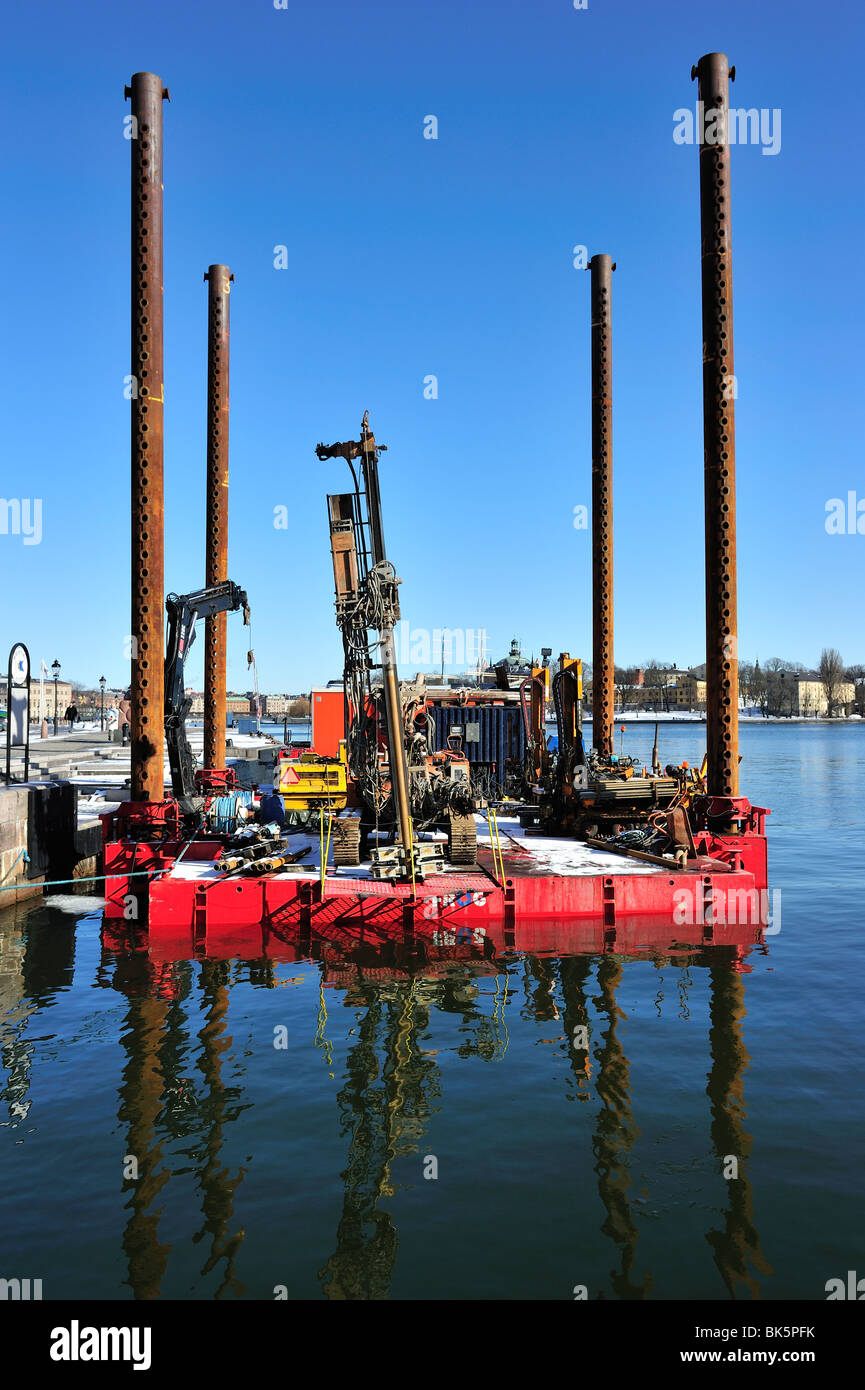 Floating drilling rig Stock Photo - Alamy