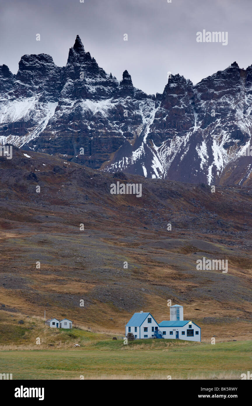 Farm and spectacular rocky spires, 1188 m, at Hals, in Oxnadalur valley, near Akureyri, north coast, Iceland, Polar Regions Stock Photo
