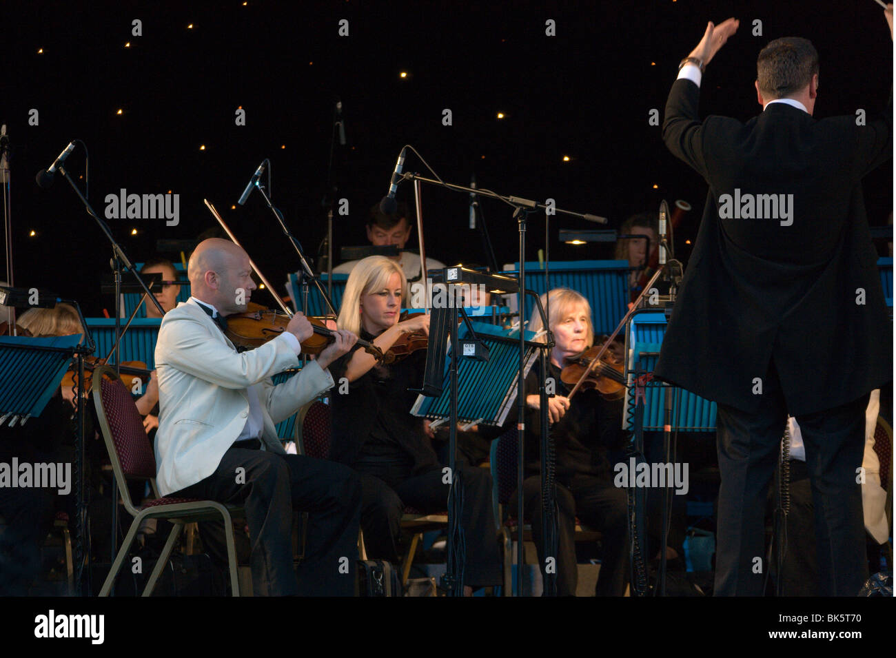 Stephen Bell conducting London Gala Orchestra Bedford Prom in Park Stock Photo