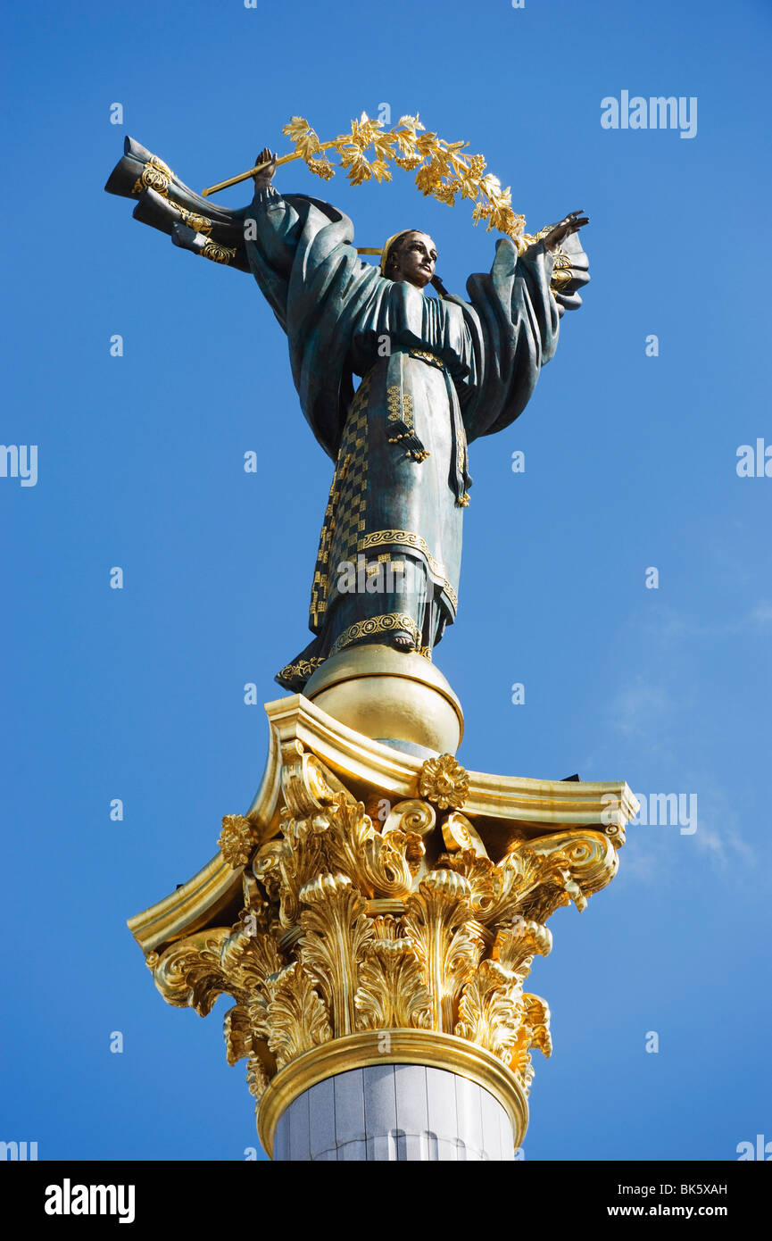 Symbol of Kiev statue, Maidan Nezalezhnosti (Independence Square), Kiev ...