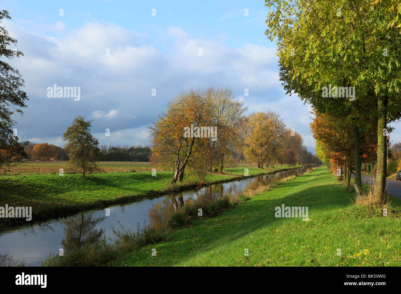 Niederrheinlandschaft, Flusslandschaft der Niers im Herbst, Baeume mit Herbstfaerbung, Stadtgrenze zwischen Viersen und Willich-Neersen, Niederrhein, Stock Photo