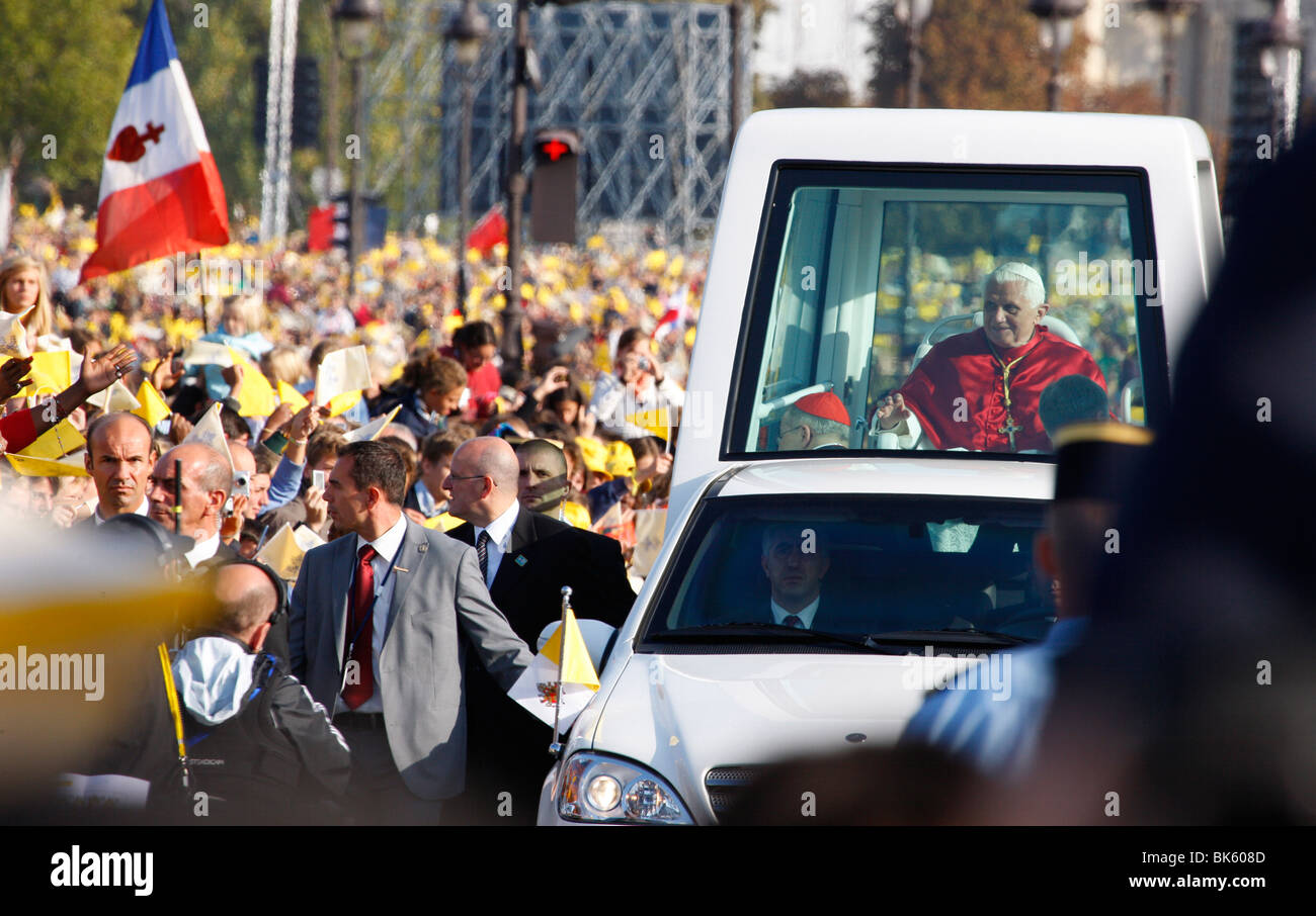 Arrival of Pope Benedict XVI on the Esplanade des Invalides, Paris, France, Europe Stock Photo