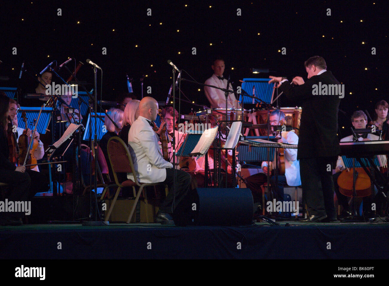 Stephen Bell conducting London Gala Orchestra Bedford Prom in Park Stock Photo