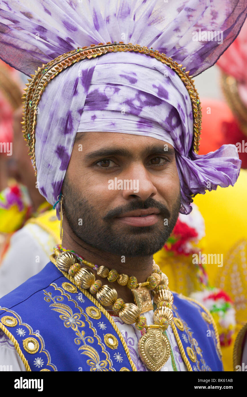 Indian man in Sikh costume Stock Photo - Alamy