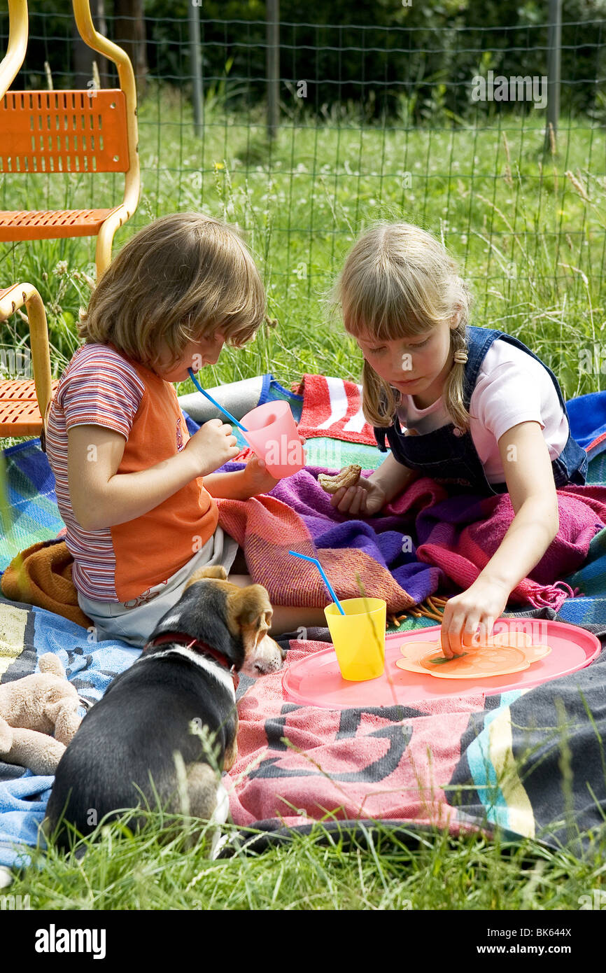 Picnic children hi-res stock photography and images - Alamy