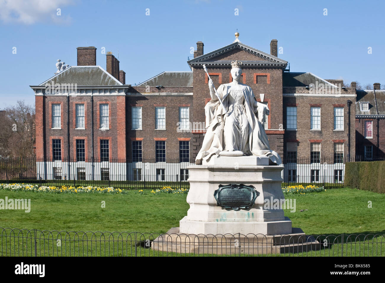Statue of Queen Victoria and Kensington Palace. Kensington Gardens