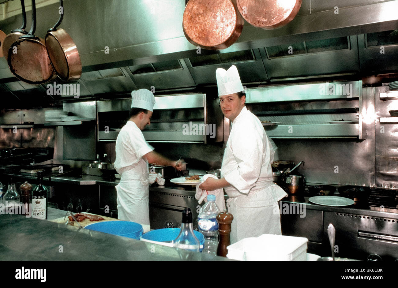 Paris France Professional Kitchen Chefs At Work In Julien French Brasserie BK6CBK 