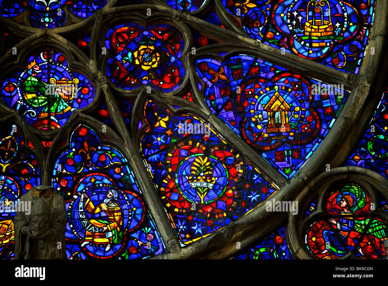 Close-up of stained glass Rose window above the main portal at the West End of Cathedrale Notre Dame de Reims Stock Photo