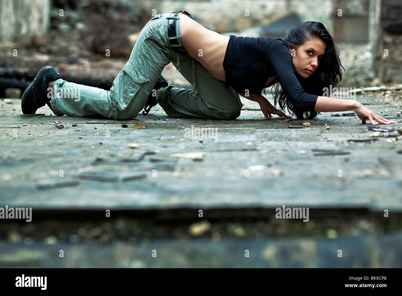 Разрушат девочка. Девушка в разрушенном городе арт. Разрушат девочка. Фотосессия на заброшке. Девушка в развалинах.