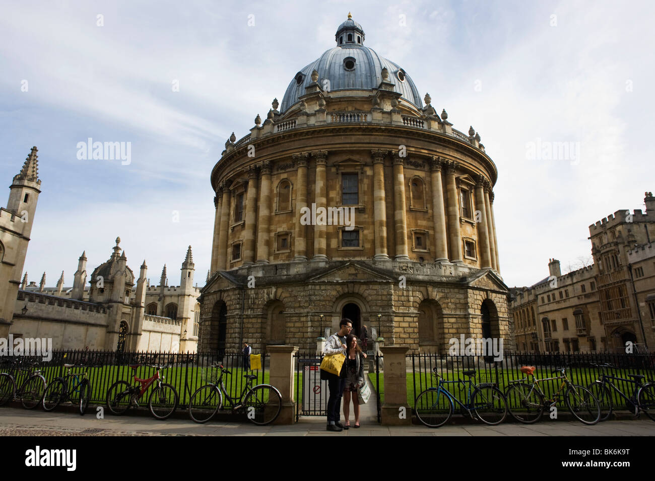 Oxford University Students and Radcliffe Camera 150 feet (46 meters) above  cobbled Radcliffe Square Stock Photo - Alamy