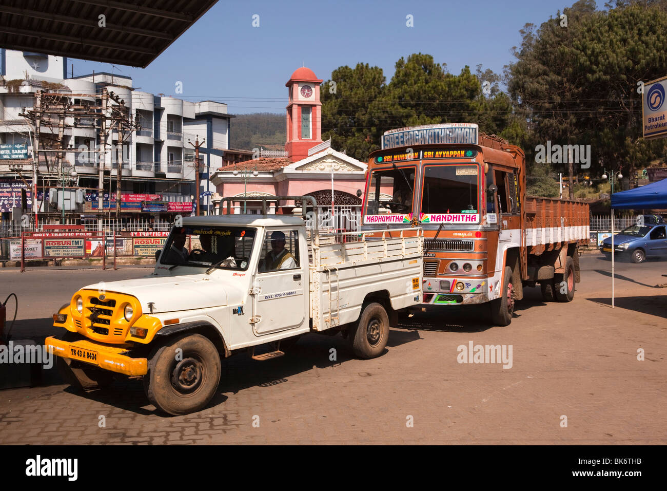 India, Tamil Nadu, Udhagamandalam (Ooty), Mahindra jeep and Ashok Leyland lorry in petrol station queue Stock Photo