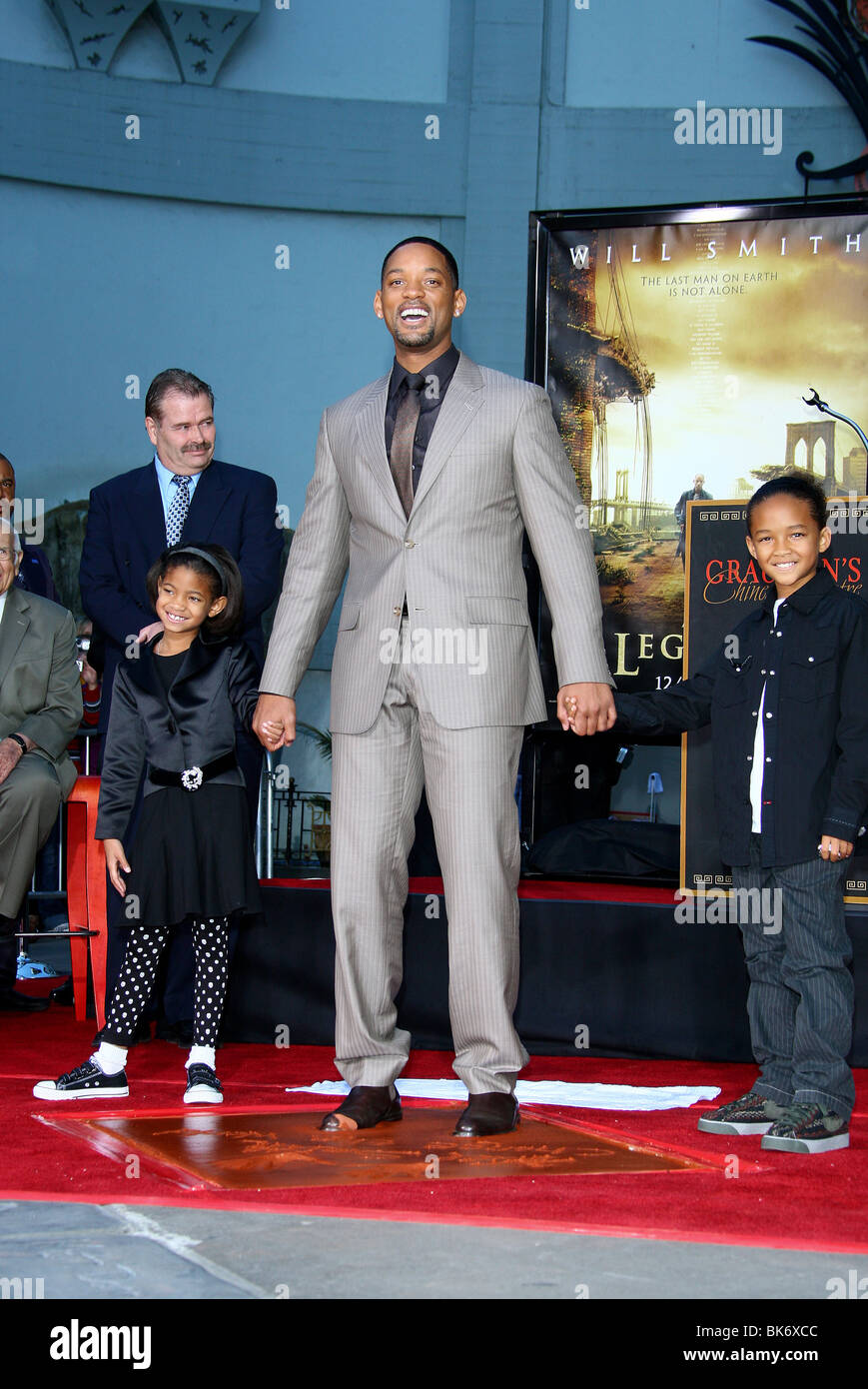 WILLOW SMITH WILL SMITH & JADEN SMITH WILL SMITH HAND AND FOOTPRINT CEREMONY GRAUMANS CHINESE HOLLYWOOD LOS ANGELES USA 10 Stock Photo