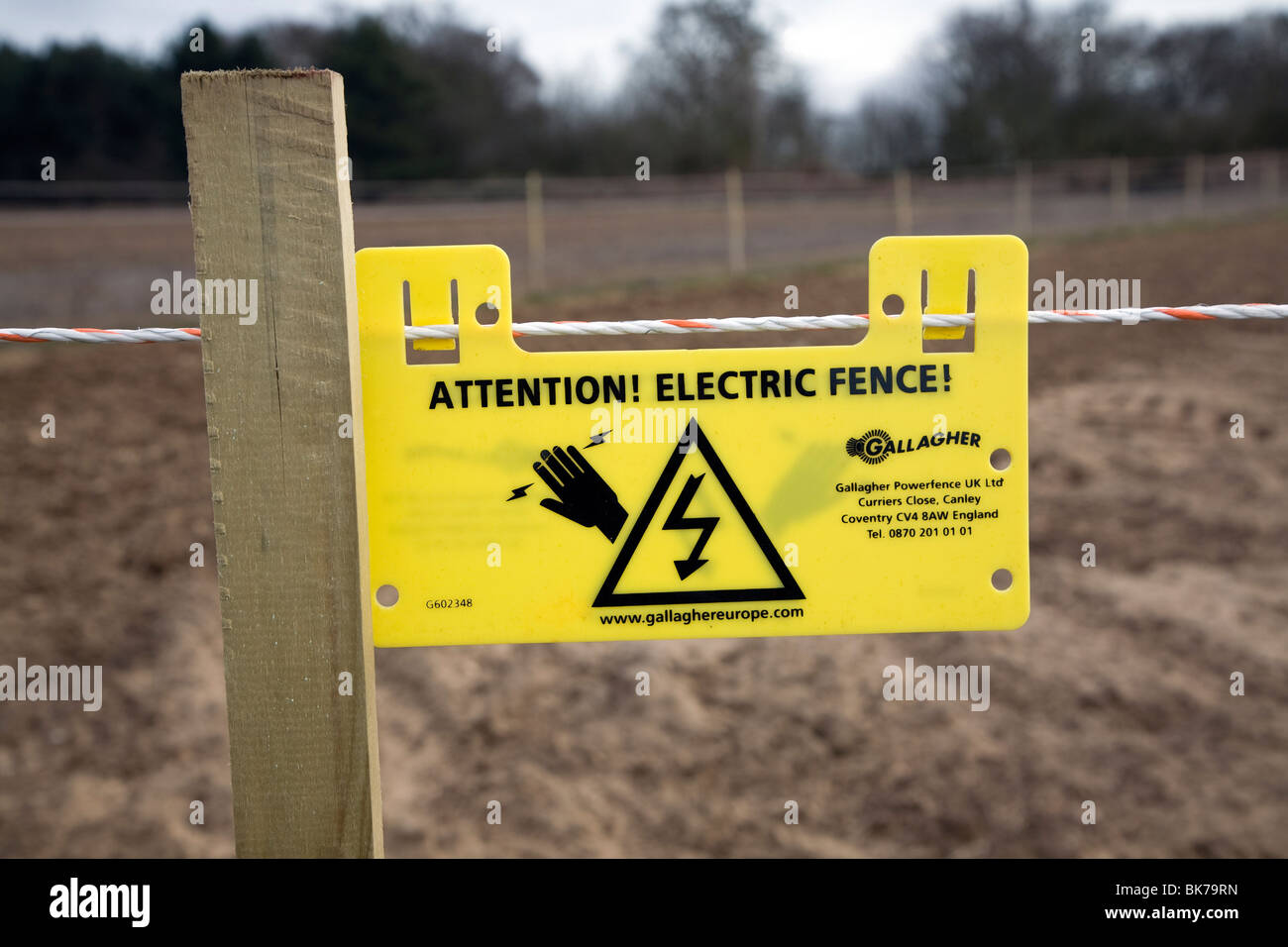 Attention Electric Fence warning sign Stock Photo Alamy
