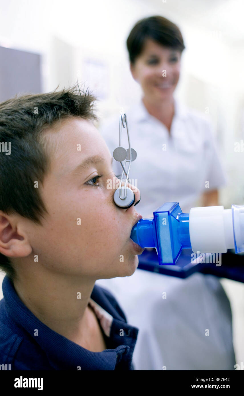 Lung function test for child hires stock photography and images Alamy