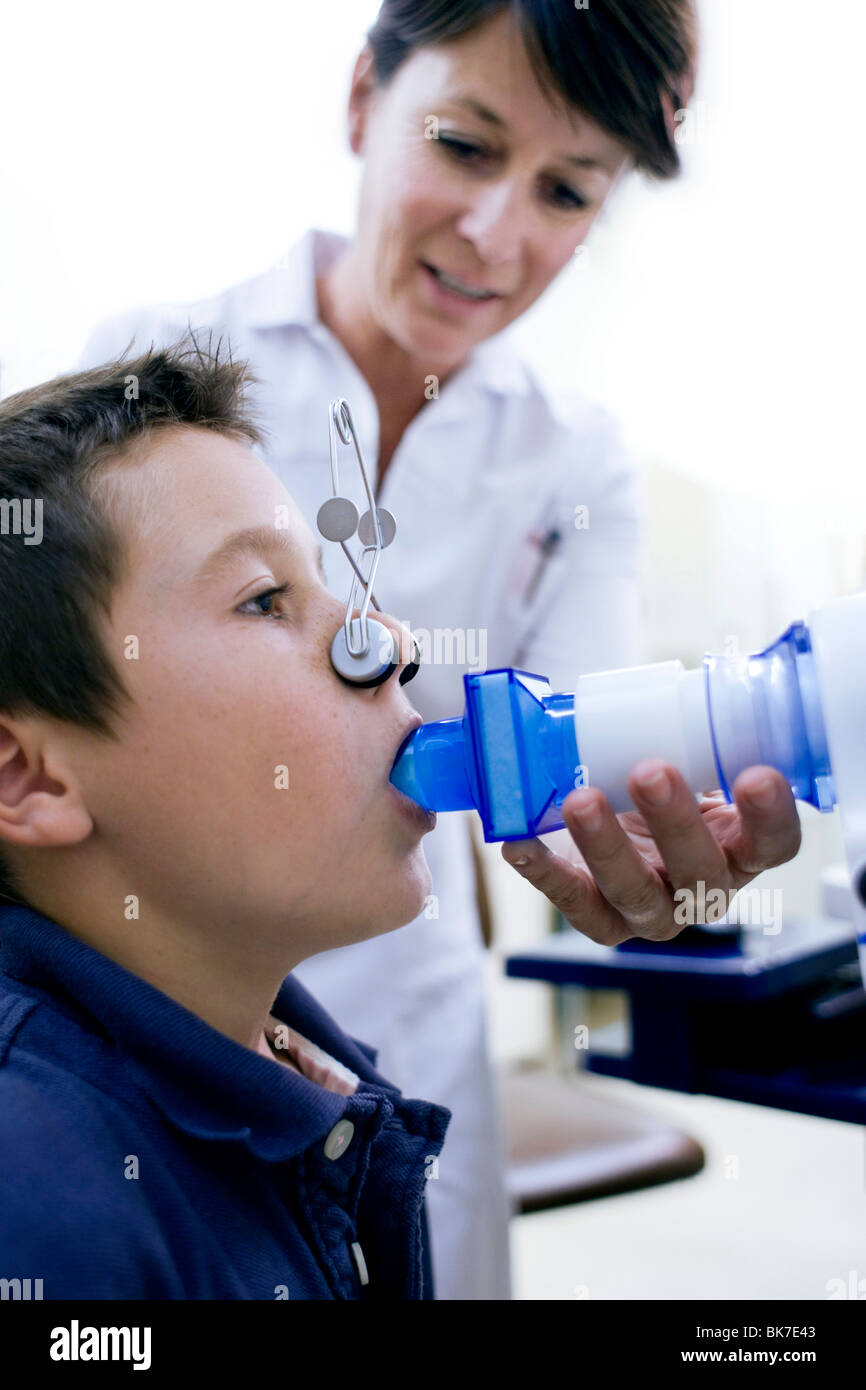 Lung function test for child hires stock photography and images Alamy