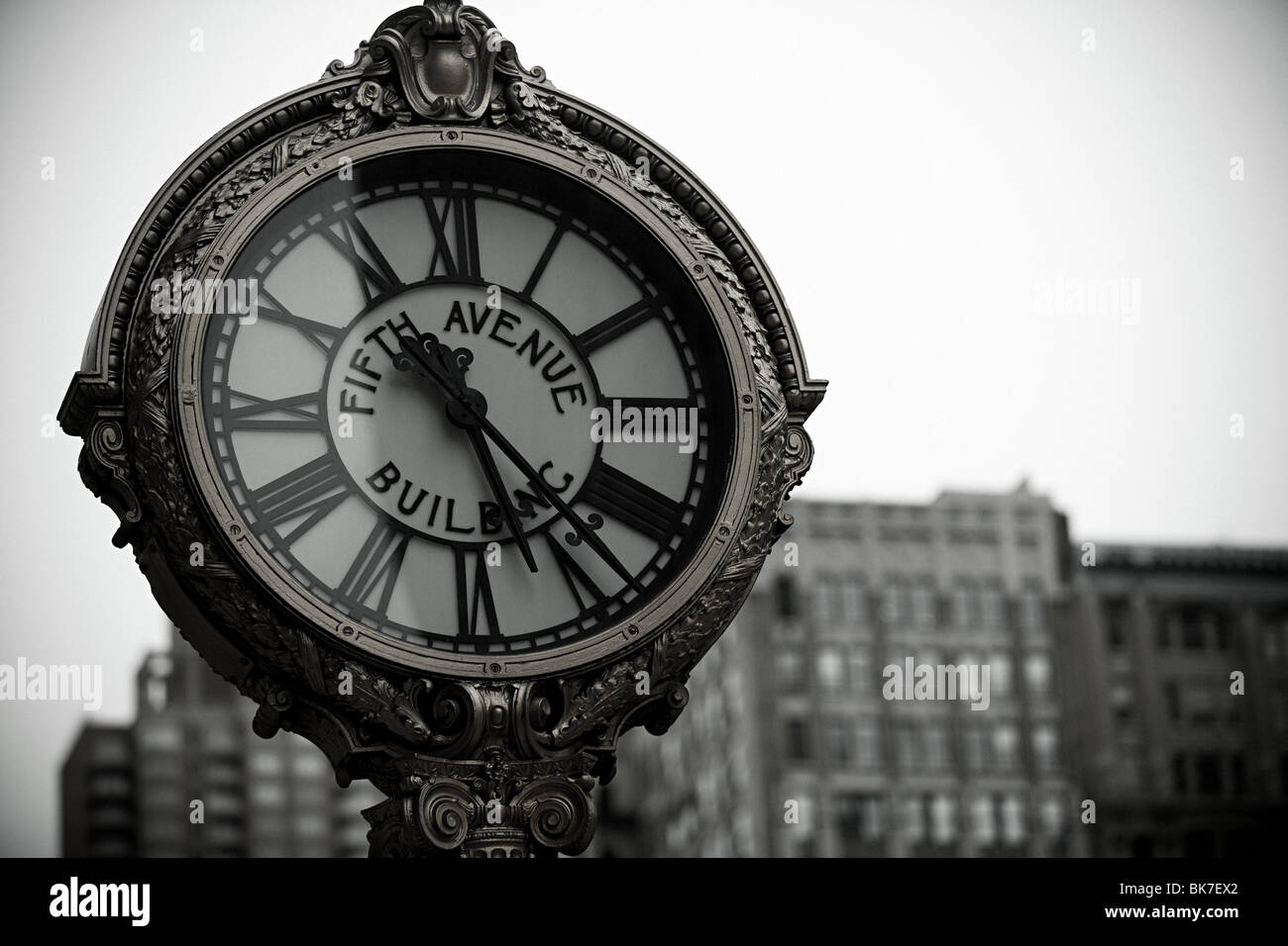 5 авеню часы. Гринвич арт. Часы в америке. 30am. Old clock flatiron building.