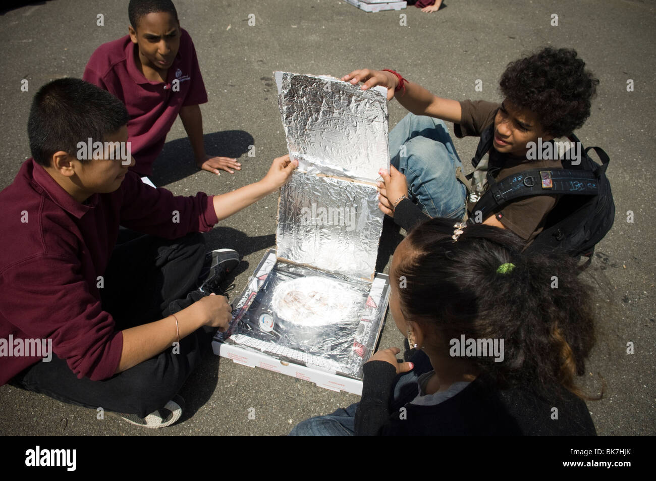 Students cook s'mores in pizza box solar ovens Stock Photo Alamy