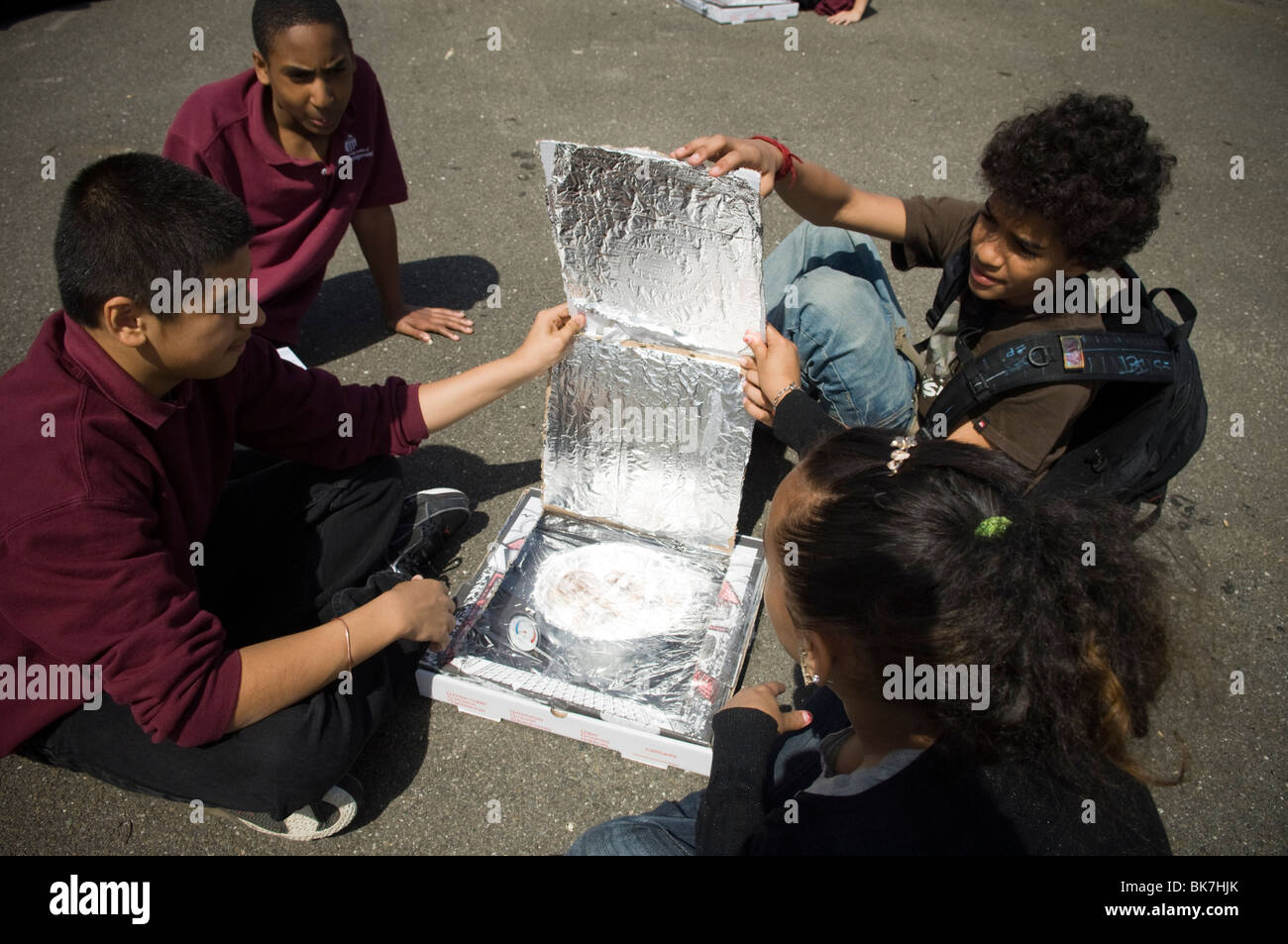 Students cook s'mores in pizza box solar ovens Stock Photo