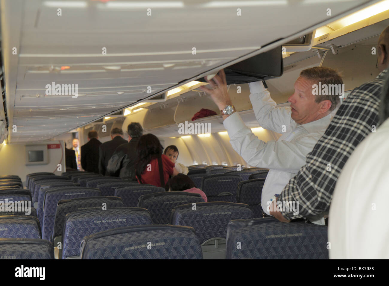Passengers deplane jet plane hi-res stock photography and images - Alamy
