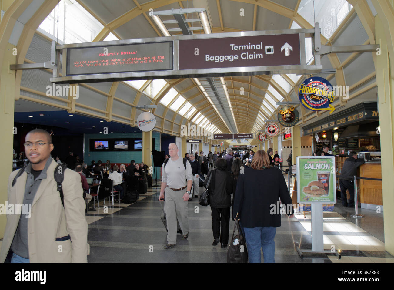 Curb-side baggage check-in area - Ronald Reagan National Airport (DCA) -  Washington, DC USA Stock Photo - Alamy