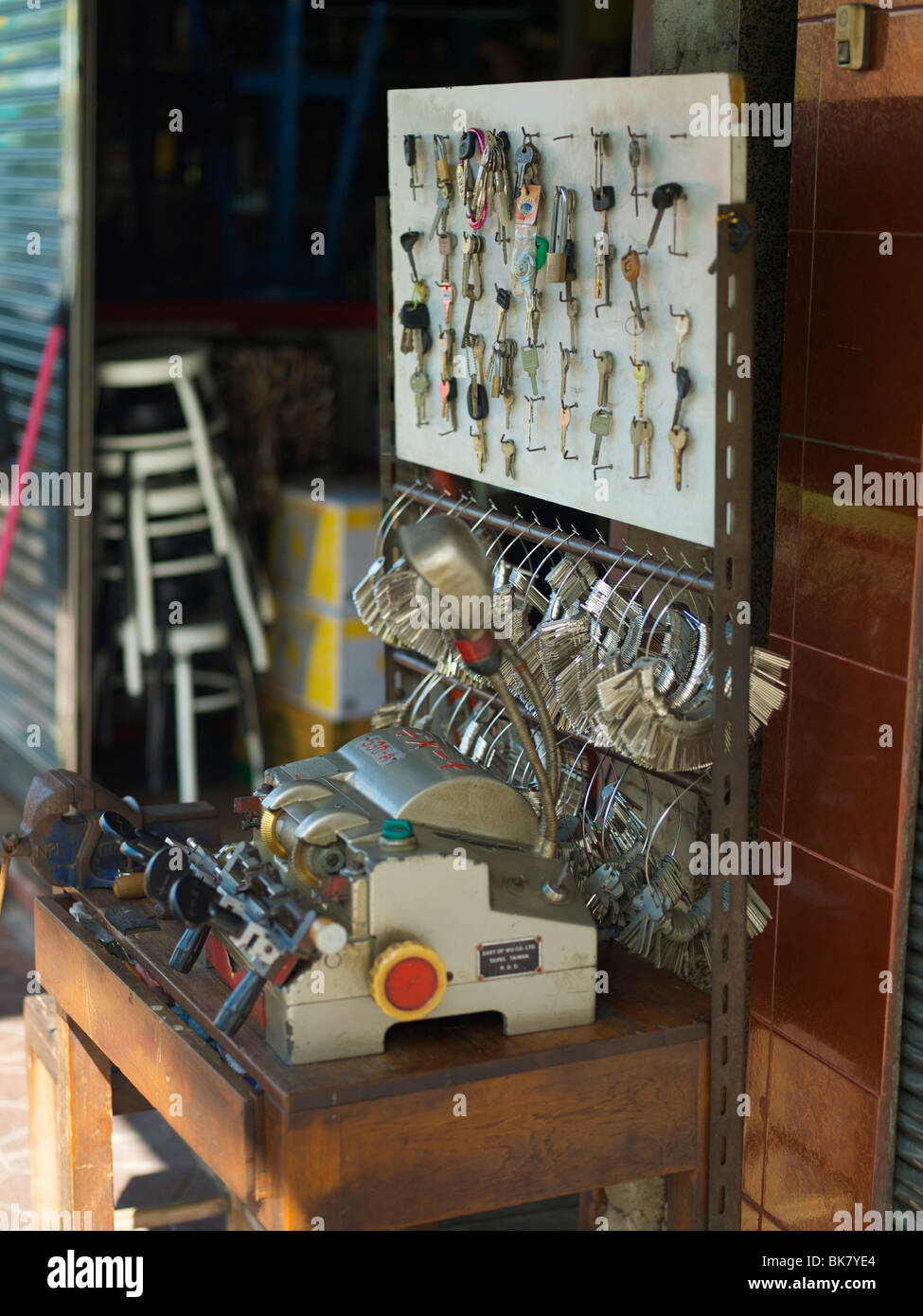 Key cutting kiosk Stock Photo Alamy