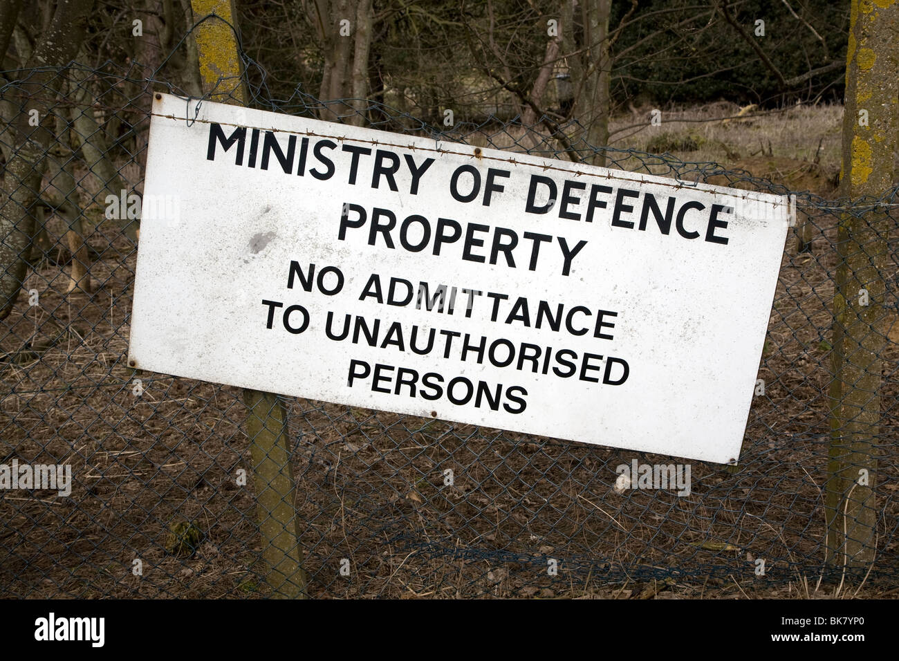 Ministry of Defence property sign No admittance to unauthorised persons on fence Stock Photo