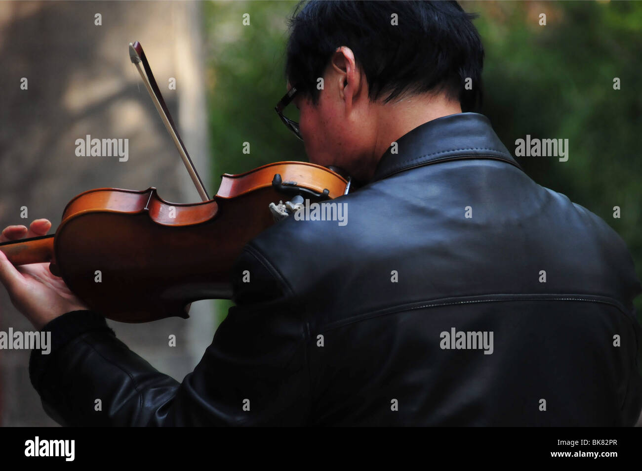 Man playing violin Beihai park Beijing China Stock Photo