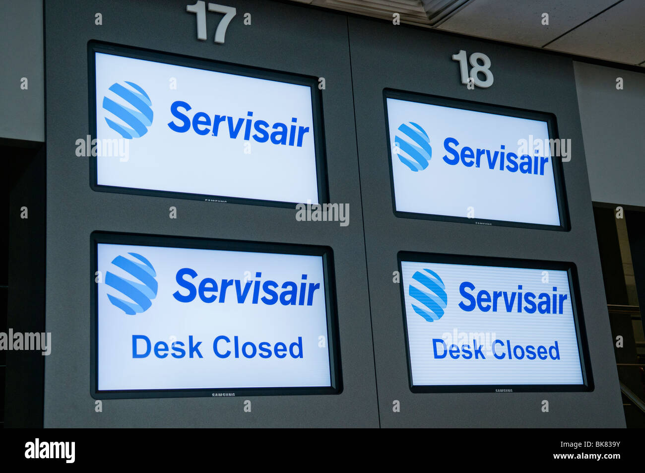 Screens for Servisair checkin desks saying 'Desk Closed' Stock Photo